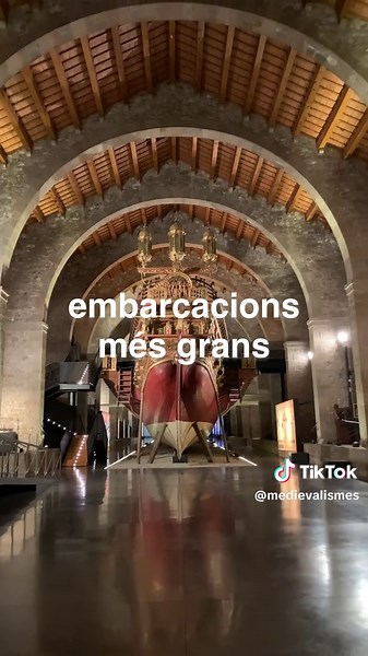 ⚓️Aquest és un dels edificis més grans del gòtic català. La seva monumentalitat, això si, està justificada: estava destinat a la construcció de vaixells. 📍Drassanes Reials de Barcelona. Actual @museumaritim ________ #patrimonicultural #gotic #drassanes #medievalismes #catalunya