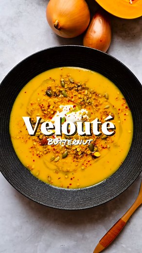 Velouté de butternut ultra crémeux 😌🧡 Une recette douce, parfumée, réconfortante… exactement comme j’aime cuisiner en ce moment. 🌿 Ingrédients (3–4 personnes) • ½ butternut • 1 oignon jaune • 1 échalote • 2 gousses d’ail • 2 carottes • 2 pommes de terre • Huile d’olive • Les épices de ton choix : cumin, curcuma, graines de cumin, piment d’Espelette… • 1 c. à café de bouillon de légumes • Sel, poivre • 1 poignée de persil frais • 2 c. à soupe de crème de coco • Pour servir : granola salé huile