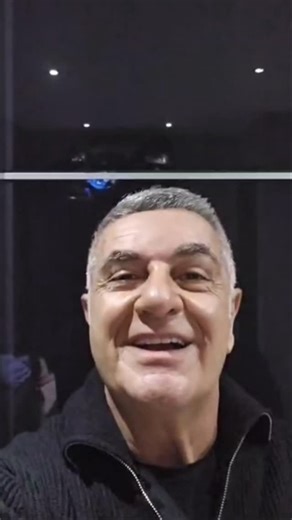 Spettacoli Napoli on Instagram: "Dinner Show con SIMONE SCHETTINO ✨🎤✨ Venerdì 20 Febbraio 📍Mama Ines club Preparati a vivere una serata spettacolare con l’ironia travolgente di Simone Schettino protagonista di un Dinner Show tutto da ridere, riflettendo! Si parte con la cena, si continua con lo spettacolo e si finisce in pista con il DJ set che farà ballare il club fino a notte fonda 🔥 🎧 Music selector: J Fontana 🎙 Voice: Vincent ⏰ Programma della serata • Cena 21.30 • Show 22.30 • Club Dis