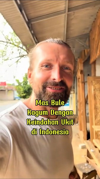 FOREIGNERS ARE AMAZED BY THE BEAUTY OF WOOD CARVING IN INDONESIA #buleindonesia #bule #bulereaksi...