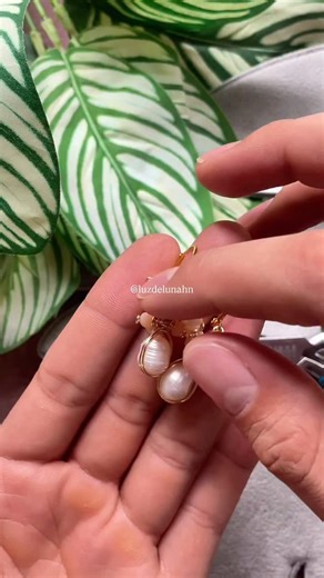 El alambrismo fino es mucho más que una técnica, es una oportunidad. 💎✨ Con un poco de práctica puedes transformar simples alambres en joyas hermosas, únicas y llenas de valor. 🙌 Y lo mejor es que puedes hacerlo desde casa, a tu ritmo y con tus propias manos. 😍 Si sueñas con crear, vender y vivir de lo que amas… este es el camino. Sígueme para aprender más sobre alambrismo fino y descubrir cómo convertir tu talento en un negocio. 💕👇 | Luz de luna hn.