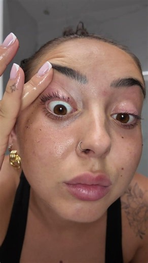 I tested the Maybelline Sky Tubes mascara… removing it with warm water is incredible 🤯✨