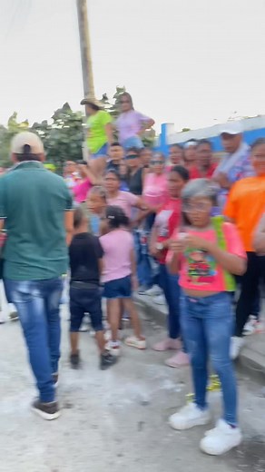 Desfile en las calles de Achi.🥳🥳🥳🥳 | Sandyfer Aguas