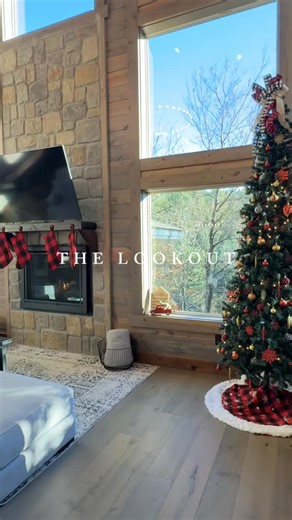 The Lookout is where family time gets a serious upgrade! Floor-to-ceiling windows, an infinity hot tub, outdoor slide, and endless kid-approved fun — from Nugget fort couches and a secret reading nook to a pizzeria under the stairs and scavenger-hunt surprises. Two king suites give adults their escape, while the bunk room keeps the kids right in the heart of it all. Sleeps 11, dog-friendly, and packed with adventures both inside and out. Who’s ready to make memories? 🪵🔥🐾 Book your stay today!