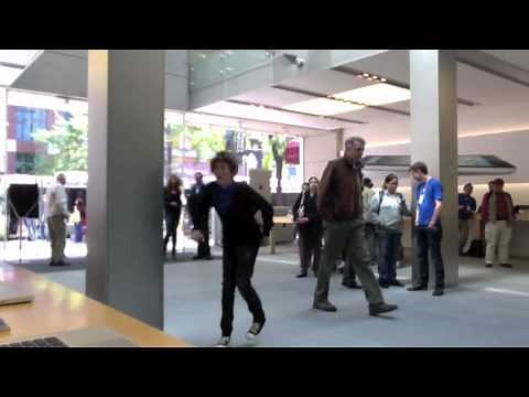 APPLE STORE DANCE TO SUPER BASS!!