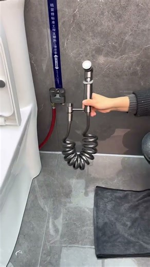 Installing a dual-outlet angle valve in the bathroom makes two water outlets more practical.