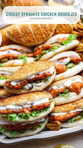 • CHEESY DYNAMITE CHICKEN BROODJES • Laat je verrassen door deze cheesy broodjes met Dynamite Chicken, dé snack waar je trek van krijgt zodra je eraan denkt. Simpelweg verslavend! Directe link naar het recept vind je in mijn bio. Ben je op zoek naar nog meer lekkere recepten? Ons derde boek is uit! Directe link naar het recept en boek @kookmutsjes ~ BIO & INSTASTORIES!❤ #kookmutsjes #bread #dinner #easyrecipe #fyp #food #yummy #trending #delicious #alhamdulillah #viral #chicken #instafood #crunc