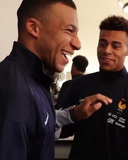 The UEFA Champions League winners get a warm welcome in the France camp 🏆🤝