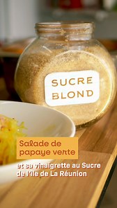 L’été bat son plein ! 🌞😎🔥 Voici une idée de recette fraîche et légère pour vos pique-niques et repas ensoleillés, réalisée par le chef Eric Lavalle : Salade de papaye verte et sa vinaigrette au Sucre de l’île de La Réunion 🥗 🧂Ingrédients : ✅1 papaye bien verte ✅100 g de sucre roux ✅30 g de gingembre frais ✅20 g de cacahuètes ✅10 cl de vinaigre blanc ✅15 cl d’eau ✅Sel, poivre, baies roses, vanille, piment (selon votre goût) 📝Préparation : 1️⃣Épluchez la papaye et retirez bien les graines. 2