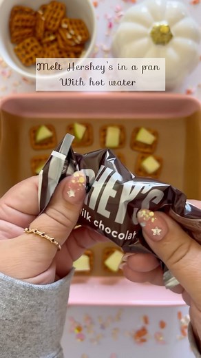 2K views · 36 comments | Make caramel turtle apple bites with me :) beware these are amazing and super addicting ✨ . Recipe in video. . Questions always welcomed :) . Cozy fall treat from last year 殺 . . . . . . . . . . . #jenmagic #falltreat #fallfavs #easyrecipesathome #caramelrecipe #applerecipe #sogood #latinacontentcreator #musttry #kidapproved | Jen Magic | Facebook