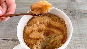 Cinnamon Roll Mug Cake 😍 The perfect late-night dessert for a weekend movie time before bed 😍 It's still officially cinnamon season so why not try this mug cake 👀 It’s nice, it's moist and it's layered with a nice tasty buttery cinnamon swirl and then it's also topped with cinnamon sugar! It’s so delicious and quick and easy to make 🙌 Sound on for full instructions 🔉 All you need is: For the cake: 6 tbsp plain flour, heat-treated 3 tbsp granulated sugar 1/2 tsp baking powder 60ml water 40ml