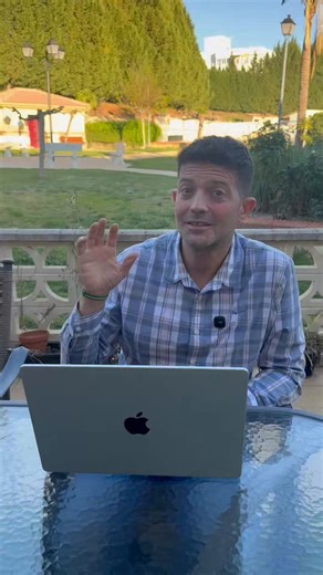 Esta app gratis para Mac es una joyita. Una reunión de trabajo, una clase online, un vídeo para redes… son momentos en los que necesitas comunicar bien y los nervios o los olvidos te juegan una mala pasada. Un teleprompter pone el texto justo donde lo necesitas, frente a ti, para que puedas hablar con seguridad sin perder el contacto visual.