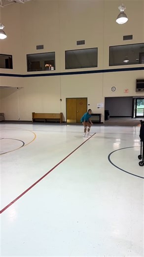 Open hips/footwork ➡️ Split step/palms up ➡️ Hip drop/side step ➡️ Early angle formed/platform hold ➡️ Perfect dig 👏🏽👏🏽 ATHLETE: @kinsleygilstrap.vb | Ok Charge TRAINER: Kylie Johnson LOCATION: TVI Midtown East | Tulsa, OK For more volleyball tips and training opportunities in Chicago, Texas, Wisconsin, Oklahoma, California, Indiana, Ohio and more, follow 👉👉 @thevolleyballinstitute! #sports #volleyball #training #fitness #personaltraining #haikyuu #privatetrainer #coach #volleyballplayer #