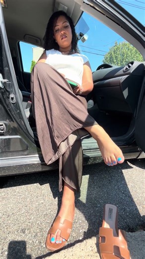Car Feet & Clacking 🥿 #foot #pedicure #car #carfeet #sandals