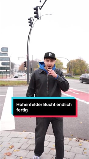 ENDLICH! 🥳 Nach 5 Jahren ist Hamburgs wahrscheinlich nervigste Baustelle endlich fertig. Seit 2020 wurde die Hohenfelder Bucht wegen maroder Brücken für rund 50 Millionen Euro aufwändig umgebaut. 🚧🔨 Autofahrer mache drei Kreuze, hat die Baustelle doch beinahe tägliche für lange Staus in der Rushhour gesorgt. Jetzt ist aber alles fertig mit neuer Verkehrsführung, mehr Platz für Fußgänger und Radfahrer und einer deutlich verbesserten Aufenthaltsqualität. 🧱🦺 Haben sich unsere Reporter Lukas un