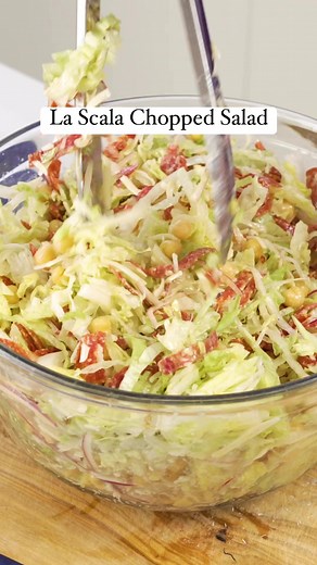 This viral La Scala Chopped Salad was made famous by none other than the Kardashians, so you know I needed to give it a try. All of the great flavours from an Italian cold cut but in a salad format. The best part is how customizable it is; grab what you love, give it a quick chop, and enjoy! | Andy’s East Coast Kitchen