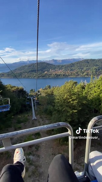 📍Guarda este lugar para tu próximo viaje a Bariloche. El Cerro Campanario es considerado uno de los miradores más impresionantes de Argentina, y cuando llegas a la cima entiendes por qué. Lagos, bosques y montañas en una vista de 360° que parece sacada de una postal. Sin duda, una parada obligatoria si visitas la Patagonia. 🇦🇷 #bariloche
