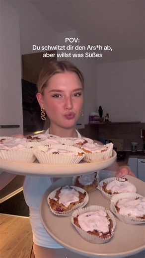 Rezept für Protein Bananen-Himbeer-Muffins🍌🧁⤵️ Perfekt für den Sommer🧜🏻‍♀️ Teig -2 reife Bananen (zermatschen) -2 Eier -200 g Skyr -60 g More Vegan Vanille Proteinpulver (Code „Lucia“ für max. Rabatt Anzeige) -50g Haferkleie/ Hafermehl -50g Dinkelmehl -1 TL Backpulver -½ TL Natron -1 Prise Salz -Süße nach Wahl, Ich nehme: -15g Erythrit -2 scoops Chunky Flavour (code „Lucia“ für Max. Rabatt Anzeige) -140g Himbeeren (hier: gefroren) -> alles vermischen, in Muffinförmchen geben und für ~27min b