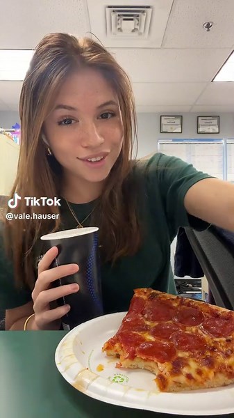 Costco Pizza Review and Tasting Experience