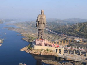 உலகின் மிக உயரமான.. பிரம்மாண்ட வல்லபாய் பட்டேல் சிலையை திறந்து வைத்தார் மோடி!