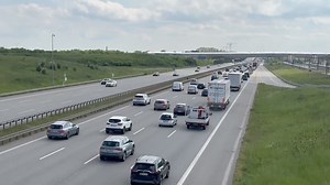 400K views · 524 reactions | En pige truer lige nu med for fjerde gang at hoppe fra en motorvejsbro - det skaber total kaos Læs historien her: www.presse-fotos.dk | Presse-fotos.dk | Facebook