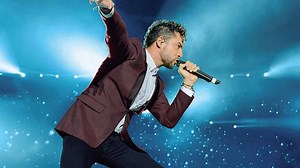 David Bisbal, emocionado, celebra con sus seguidores el aniversario de 'Corazón latino', su primer disco