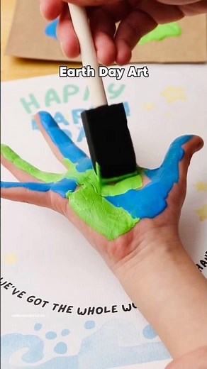 Make this beautiful earth day handprint art to celebrate 🌍 printable in description 👇🏼