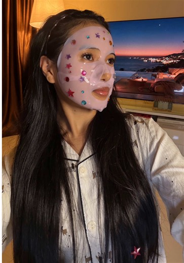 Hi @medicube global 🫣 The mask is easy to apply, and there’s plenty of essence, so my skin feels really moisturized after using it. I also love the glow it gives my skin it looks more plump and refreshed🥰 Overall, I really enjoyed using this mask, especially when my skin needs a little extra hydration and glow🫠@YesStyleInfluencers