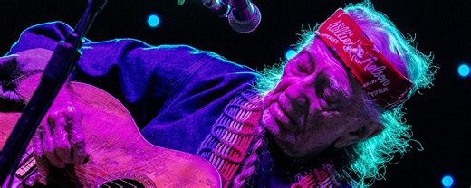 Watch Willie Nelson Get a Standing Ovation From Georgia Crowd With This “Georgia on My Mind” Performance