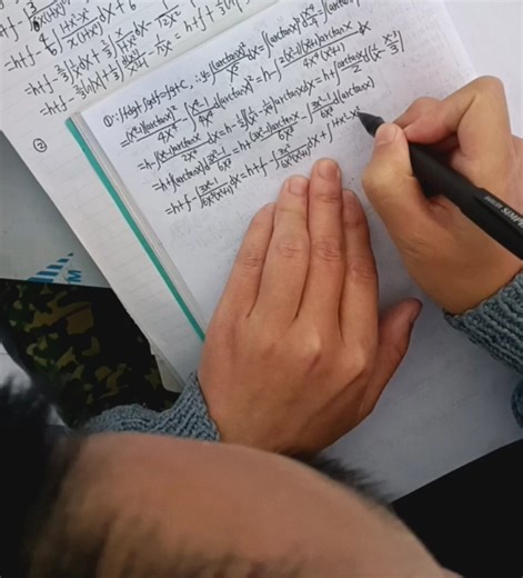 #分部积分法#【不定积分结果不唯一】逆天海离薇发现并求解∫((arctanx)^2/x^5)dx，对数是logarithm的Lnx不是专升本inx。