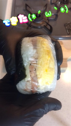 沖縄では鉄板のコンビーフハッシュを使ったおにぎらず