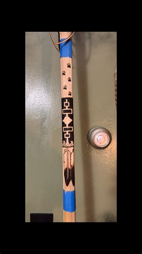 A while ago I was asked to wood burn this d-pole wooden lacrosse stick made by Lewis Mitchell. I was thrilled with the opportunity and couldn’t wait to get to it. This D pole is going to be gifted to a young man in the Kahnawake territory 🇨🇦that belongs to the bear clan 🐻I found it fitting to include three feathers 🪶in the design to represent his Mohawk lineage and the bear paws at the top for his clan family. 🙌🏽🪶 | Oneidz Crafter