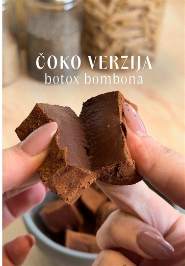 Botox bombone sa citrusnim voćem su vas oduševile, zato smo vam pripremili ovu čoko verziju sa kakaom! 🍫✨ Sastojci: -500 ml vode -3 kašike goveđeg želatina -30-40 g kakaa -2-3 kašike meda -cimeta Priprema: U blender dodajte toplu vodu, zatim želatin, kakao, med i cimet, pa sve dobro izblendajte dok ne dobijete ujednačenu smesu. Smesu prespite u posudu i ostavite u frižideru 3–4 sata da se stegne - da, znamo, najteži deo je čekanje! Kada se smesa stegne, isecite je na kockice i dodatno ih uvalja