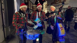 Julebal i Nisseland - Jumpin' Jacks Glædelig 3. December Udover at du kan høre vores julealbum på streaming, så har vi album nummer 5 på vej, kombineret med en stribe koncerter både resten af 2025 og i 2026. Se mere på www.JumpingJacks.dk | Jumpin' Jacks