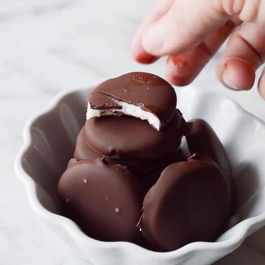 These HOMEMADE PEPPERMINT PATTIES only need a handful of ingredients and are so EASY to make! Perfect for a cool peppermint treat for yourself and plenty to give away as gifts! http://houseofyumm.com/homemade-peppermint-patties/ | House of Yumm