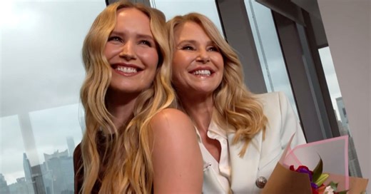 Christie Brinkley & Daughter Sailor’s Exciting ‘Full-Circle’ Modeling News! (Exclusive)
