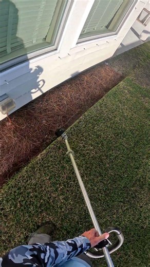 Satisfying lawn edging clip