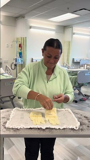 How to apply sterile gloves