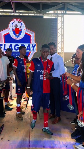 Ekip U-17 resevwa médaille apre FLAGDAYXIII final