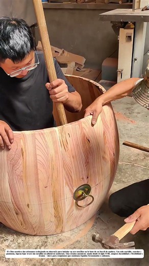 Martillo y madera: Cómo sellar el aro de un barril sin clavos ni pegamento