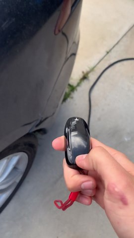 2014 Tesla Model S won’t open charging port
