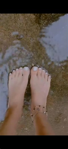 Footmodel display feet at river #toes