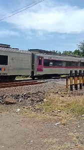 Kereta Api Fajar Utama Solo Berangkat Setasiun Kroya #fajarutamasolo #railway #railroad #trainspotting #palangpintu | Budi Putra