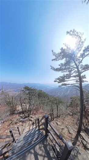 #경기 가평군 조종면과 포천시 화현면의 경계를 이루며 남북으로 솟아 있는 산#광주산맥의 여러 맥 가운데 한북정맥에 속한 산으로, 북쪽으로 청계산·강씨봉·국망봉 등과 이어져 있으며 북동쪽에는 화악산(華岳山:1,468m)·명지산(明智山:1,267m) 등의 명산이 있고 동쪽으로는 매봉·명지산, 서쪽으로는 관모봉이 보인다. 가평군 현리로부터 약 6km 지점에 있으며, 동쪽 계곡의 물은 조종천을 이루고 서쪽과 북쪽 계곡의 물은 농경지를 형성하면서 포천천으로 흘러든다. 경기의 금강(金剛)으로 불릴 만큼 산세와 기암괴석, 계곡이 잘 어우러져 절경을 이룬다. 주봉인 망경대를 중심으로 봉우리마다 깎아지른 듯한 절벽들이 우뚝우뚝 치솟아 있고 주변에는 뾰족봉·편편봉·완만봉 등의 봉우리들이 겹겹이 둘러싸고 있다. 서쪽 계곡의 거대한 암벽에서 맑은 물이 떨어지는 무지개폭포(홍폭)는 궁예가 이곳으로 피신하여 흐르는 물에 상처를 씻었다는 전설이 전한다. 산이 크지는 않지만 경사가 급하고 산세가 험하다. 봄에는