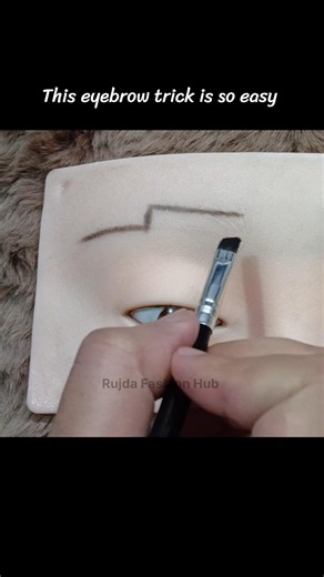 this eyebrow trick is so easy 👌👏 #eyebrows #makeup #makeupartist #makeuptips #makeuphacks