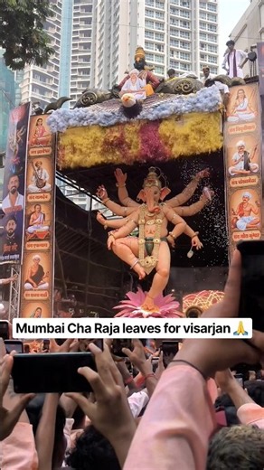 Mumbai Cha Raja Leaves Lalbaug For Visarjan 🙏 | Watch The Final Journey