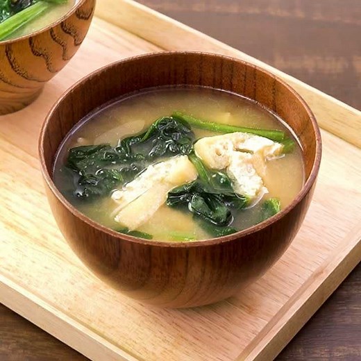 和食献立の定番レシピ！ほうれん草と油揚げの味噌汁の作り方 | デリッシュキッチン