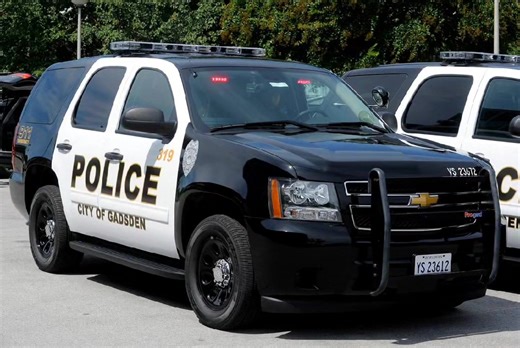 🚨 SHOTS FIRED, SUSPECT CAPTURED: TERRIFYING EVENING IN GADSDEN ENDS WITH ARREST Fear and chaos gripped a quiet Gadsden neighborhood Tuesday evening after gunfire erupted inside a home on Tidmore Bend Road — leaving one victim wounded and rushed by air to a regional hospital. According to investigators, the suspect allegedly fired into the residence following an argument before fleeing the scene, triggering a rapid and intense law-enforcement response across Etowah County. Officers, detectives,