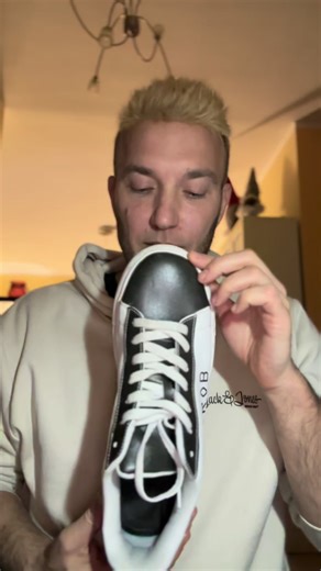 Non è solo una scarpa, è una promessa 👟 💫 Dietro Akrob c’è la storia di Akim che non vede la sua famiglia in Benin da cinque anni, Per chi sa che l’attesa è sinonimo di qualità e rispetto per chi lavora, dalla fabbrica a casa tua, con il controllo manuale da parte nostra. #akrob #sficnm #shoes