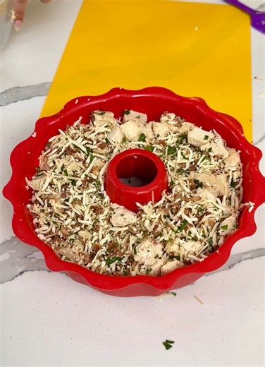 this easy dinner is so good I try a garlic knot chicken pizza bundt recipe that a follower sent me! | Kristin's Friends